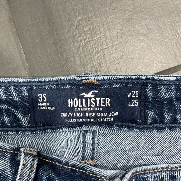 Hollister Curvy High-Rise Mom Jeans - Picture 5 of 5
